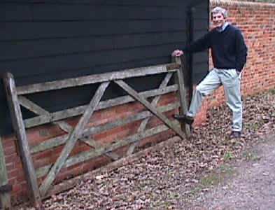 Gate7.jpg (67095 bytes)